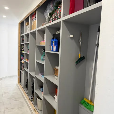 Armario empotrado a medida con estanterías abiertas para almacenaje