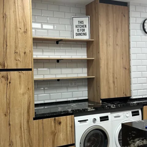 Estanterías de madera a medida en cocina con integración de electrodomésticos