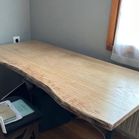 Mesa de madera maciza con canto natural y acabado artesanal