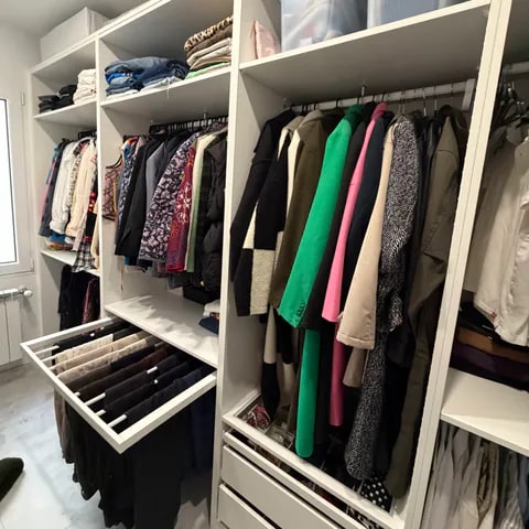 Vestidor a medida con barras para colgar, cajones y organización interior